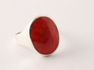 21511 Ovale zilveren ring met rode koraal 