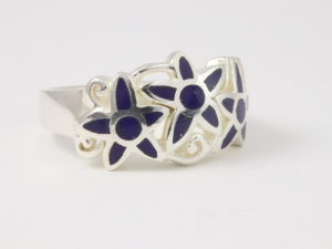 21524 Opengewerkte zilveren ring met lapis lazuli bloemen