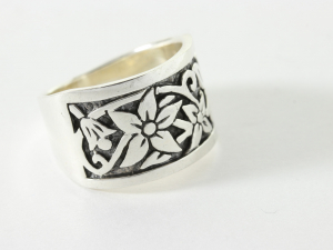 21559 Zilveren ring met bloemengravering  