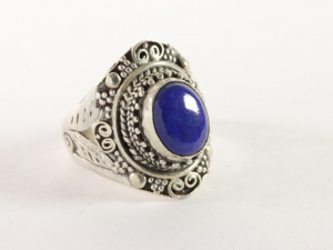 21691 Bewerkte zilveren ring met lapis lazuli  