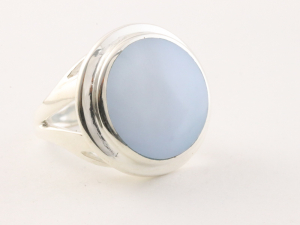 21706 Grote ronde zilveren ring met lichtblauwe schelp