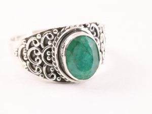 21714 Bewerkte zilveren ring met smaragd