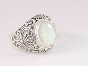 21719 Opengewerkte zilveren ring met welo opaal