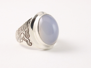 21812 Zilveren ring met draakgravering en blauwe chalcedoon