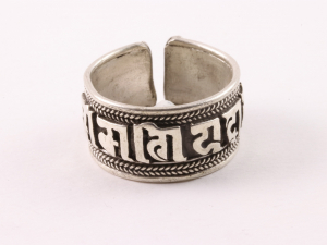 21821 Traditionele bewerkte zilveren ring met ohm mantra