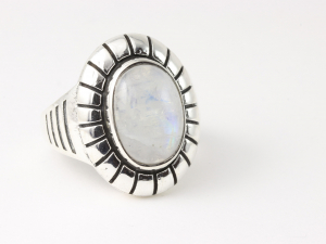 21824 Bewerkte zilveren ring met regenboog maansteen
