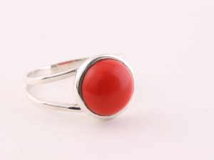 21904 Fijne ronde zilveren ring met rode koraal 