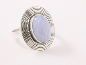 21929 Bewerkte ovale zilveren ring met blauwe lace agaat