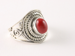 21968 Bewerkte zilveren ring met rode koraal  