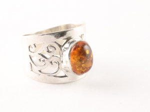 21990 Opengewerkte zilveren ring met amber