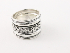 21998 Brede zilveren ring met vlechtmotief en kabelpatronen 
