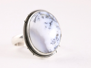 24034 Ovale zilveren ring met dendriet opaal