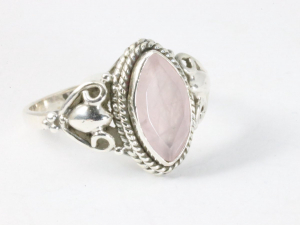 25477 Fijne bewerkte zilveren ring met rozenkwarts