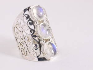 22003 Langwerpige opengewerkte zilveren ring met regenboog maansteen 