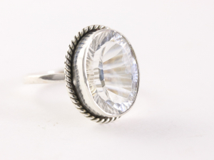 22048 Bewerkte zilveren ring met bergkristal 