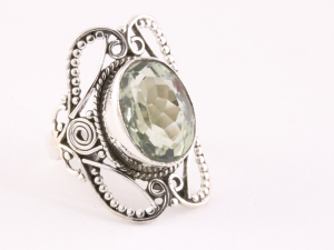 22050 Opengewerkte zilveren ring met groene amethist
