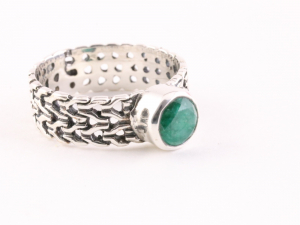 22105 Bewerkte zilveren ring met smaragd 