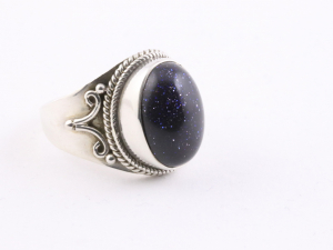 22129 Bewerkte zilveren ring met blauwe zonnesteen