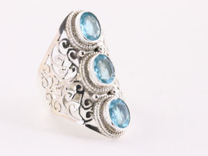 22153 Langwerpige opengewerkte zilveren ring met blauwe topaas