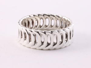 22167 Opengewerkte zilveren ring met lusmotief