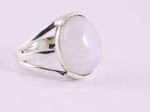 22186 Opengewerkte zilveren ring met regenboog maansteen