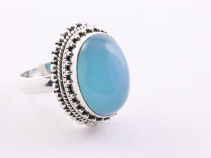 22196 Zware bewerkte zilveren ring met blauwe chalcedoon