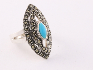 22247 Langwerpige zilveren ring met blauwe turkoois en marcasiet