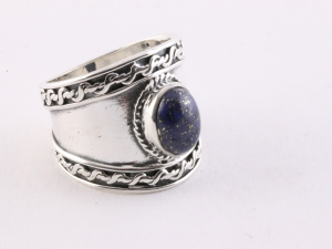 22286 Bewerkte zilveren ring met lapis lazuli