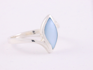 22355 Fijne zilveren ring met lichtblauwe schelp