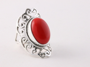 22359 Grote opengewerkte zilveren ring met rode koraal 