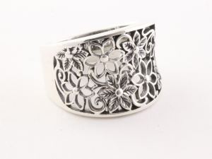 22392 Opengewerkte zilveren ring met bloemenmotief