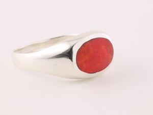 22473 Ovale hoogglans zilveren ring met rode koraal