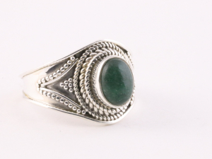 22525 Bewerkte zilveren ring met jade