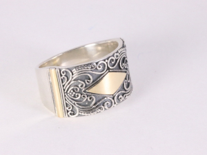 22545 Traditionele bewerkte zilveren ring met 18k gouden decoraties 