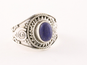 22734 Bewerkte zilveren ring met lapis lazuli