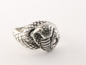 22739 Zware zilveren cobra ring
