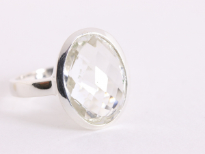 22751 Ovale zilveren ring met bergkristal