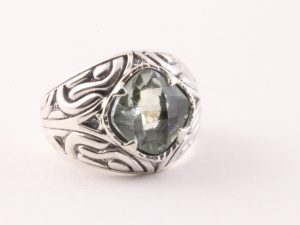 22784 Zware bewerkte zilveren ring met groene amethist