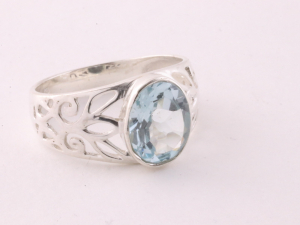 22790 Opengewerkte zilveren ring met blauwe topaas 