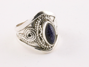 22824 Bewerkte zilveren ring met blauwe zonnesteen