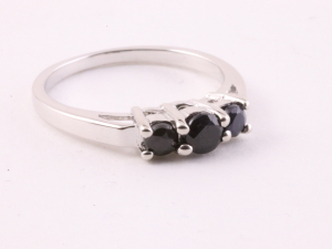 22827 Fijne zilveren ring met zwarte saffier