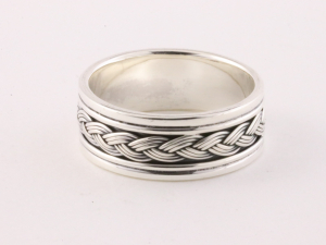 22838 Zilveren ring met vlechtmotief 