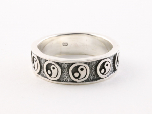 22859 Zilveren ring met yin en yang tekens