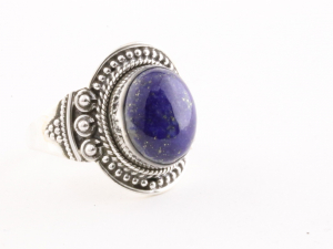 22875 Bewerkte zilveren ring met lapis lazuli