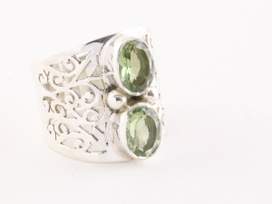 22891 Opengewerkte zilveren ring met groene amethist