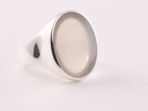 22903 Ovale hoogglans zilveren ring met witte agaat