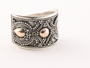 22911 Traditionele bewerkte zilveren ring met 18k gouden decoraties