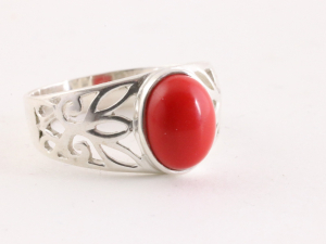 22966 Opengewerkte zilveren ring met rode koraal