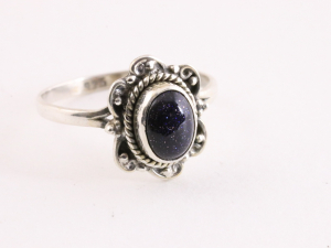 23014 Fijne bewerkte zilveren ring met blauwe zonnesteen