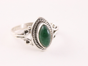 23055 Fijne bewerkte zilveren ring met jade